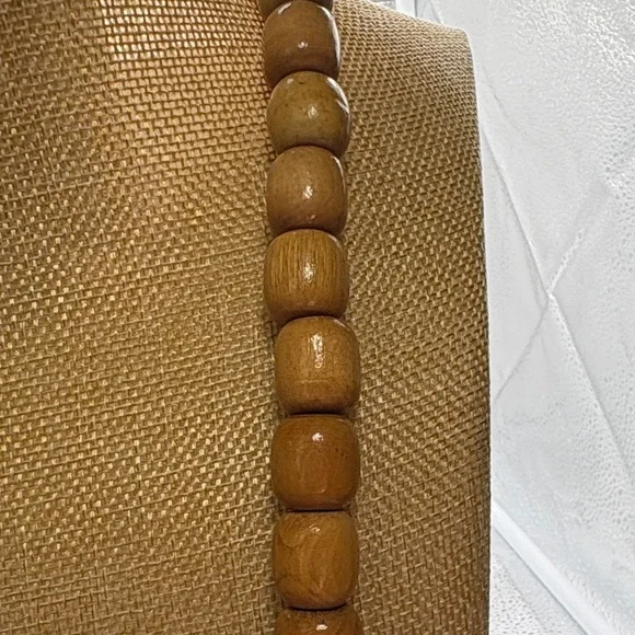 Chic Wooden Beaded Necklace in Tan and Red - Picture 4 of 5